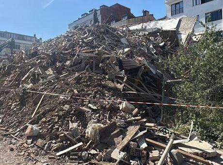 Küçükçekmece'de yıkım sırasında 7 katlı bina çöktü! Çevredeki binalar zarar gördü