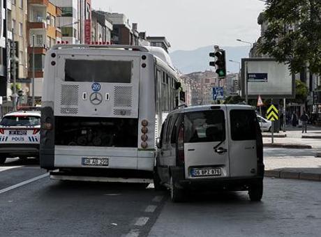 Kayseri'de akrabasını bıçaklayıp kaçmak istedi! Özel halk otobüsüne çarptı