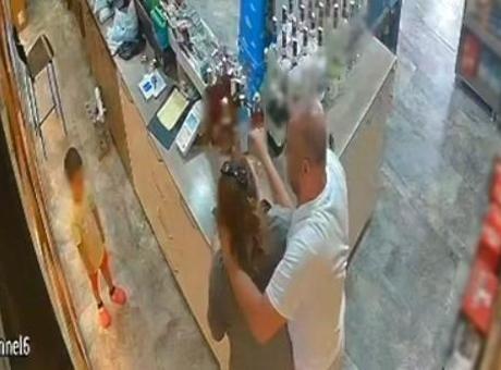 İzmir’de dehşet anları kamerada! Boşanma aşamasındaki eşini çocuğunun gözü önünde boğmaya çalıştı