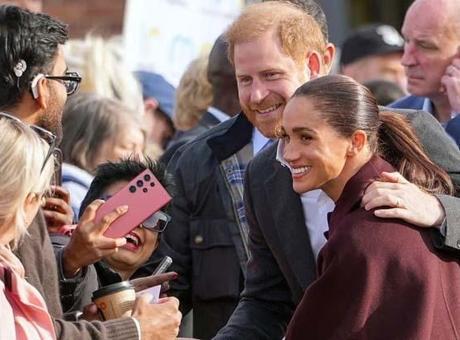 6 yıl sonra geri döndüler: Prens Harry ve Megan İngiltere'de! 6 yıl sonra geri döndüler: Prens Harry ve Megan İngiltere'de!