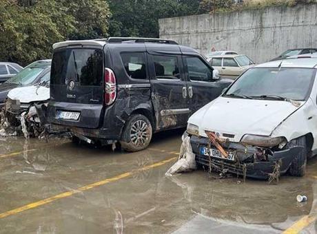 İstanbul'da selde sürüklenip otoparka çekilen araçlar görüntülendi