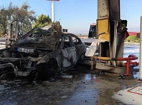 İzmir'de feci kaza! Akaryakıt pompasına çarpan otomobil alev aldı
