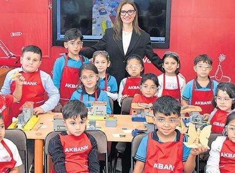 Ofisten çıkıp okullu oldular