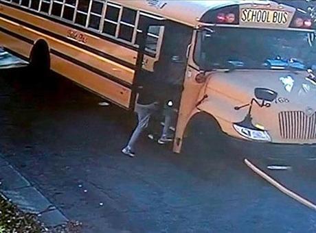 Hareket halindeki otobüse atladı, öğrencilerin hayatını kurtardı Hareket halindeki otobüse atladı, öğrencilerin hayatını kurtardı