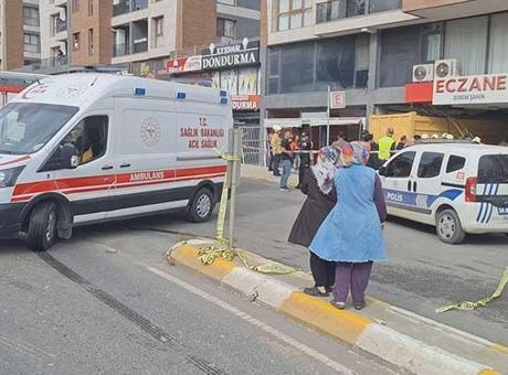 Son dakika.. Pendik'te hafriyat kamyonu eczaneye daldı! Yaralılar var