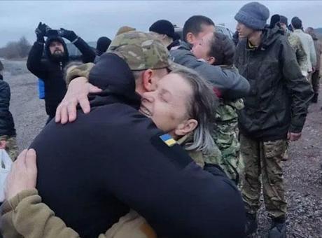 Rusya-Ukrayna arasında esir takası: 270 asker evine dönüyor Rusya-Ukrayna arasında esir takası: 270 asker evine dönüyor