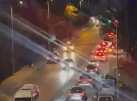 Son dakika... Bayrampaşa'da yol çalışması sırasında göçük! Mahsur kalanlar var