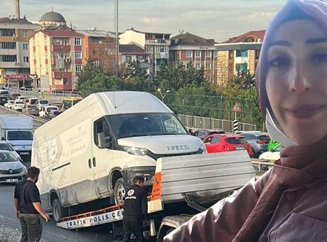 Kaldırımda yürüyorlardı, refleksiyle çocuklarını kurtardı! Anne devrilen minibüsün altında can verdi