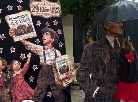 Hatay'da 2'nci sınıf öğrencisinden duygulandıran hareket! Yağmurda Atatürk maketini şemsiyeyle korudu