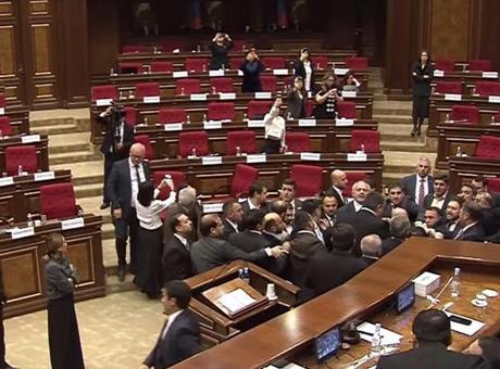 Ermenistan Parlamentosu'nda skandal görüntü! Yumruklar havada uçuştu, kavga koridora taştı