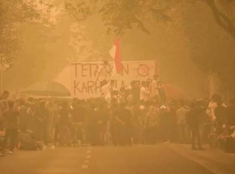 Yangın öfkesi siyasete sıçradı: Endonezya'daki protestolardan sıcak görüntüler...