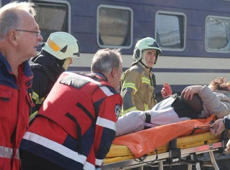 Rusya, Ukrayna'da tren istasyonunu vurdu! Çok sayıda can kaybı ve yaralı var