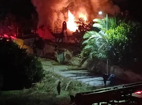 Aydın'da çıkan yangında ev kül oldu, 4 kişilik aile zor kurtuldu