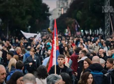 Seçimlerde galip gelmişlerdi: Sırbistan'da öğrenciler geniş kapsamlı istifalar talep ediyor