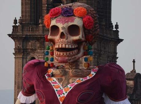 Meksika'dan rekor kıran heykel: 33 metrelik Catrina'nın benzersiz güzelliği kameralara yansıdı
