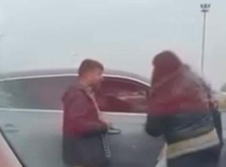 Otoyolda inanılmaz görüntüler! Sürücüler birbirine girdi