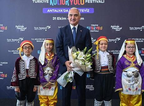 Bakan Ersoy: “Antalya turizmini 12 aya yayacak yeni bir adım atıyoruz”