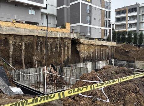 Samsun Atakum'da korku dolu anlar! 5 katlı binanın temelinde toprak kaydı: Apartman boşaltıldı