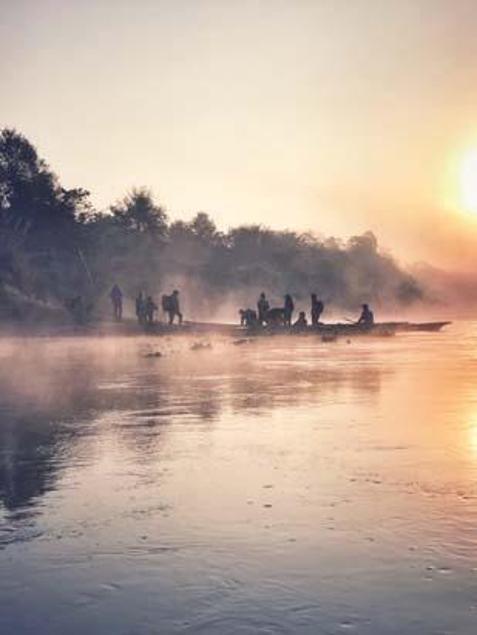 Dağları geçtiğimiz dar, virajlı ve bol çukurlu yolda, Katmandu’dan Chitwan’a doğru ilerlerken, penceremin camından isimsiz köylere, gözlerinde binbir hikaye taşıyarak yürüyen insanlara ve doruğu görünmeyen dağlara tanıklık ediyorum.