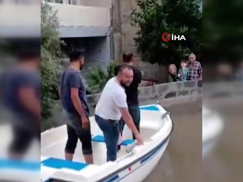 Venedik değil Adana: Su basan sokakta kayıkla gezdiler