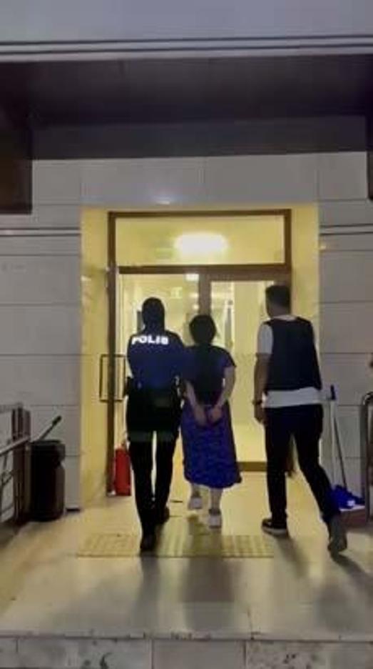 215 suç kaydı, 64 yıl hapis cezası ile aranan kadına canlı yayında polis baskını: Açma Hürrem