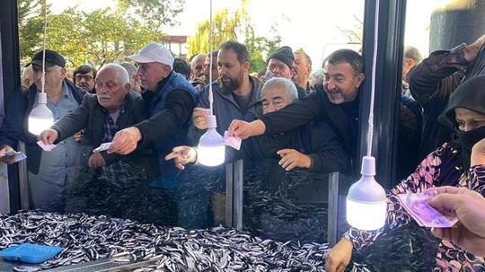 Ödeme yapmak için vatandaşlar adeta yarışa girdi: 3 ton hamsi 2 saat içinde tükendi