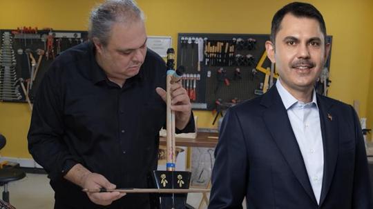 Bakan Kurum görüntüleri paylaştı: Atık malzemeler onun ellerinde melodiye dönüşüyor