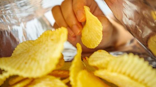 İran savaşı ünlü cips devini vurdu: Paketler siyah beyaza dönüyor