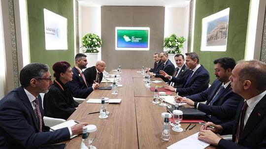 Bakan Bayraktar Riyad'da mevkidaşlarıyla enerji iş birliğini görüştü