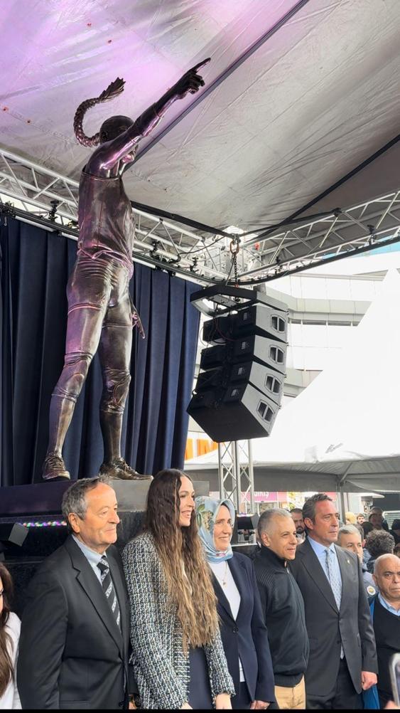 SON DAKİKA: Ali Koçtan Aziz Yıldırıma Eda Erdem teşekkürü Merakla beklenen heykel açıldı: Gurununu yaşıyorum