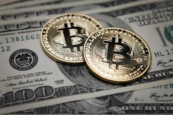 El Salvadorda vatandaşlar dolar bozuyor