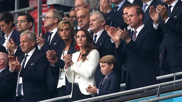 EURO 2020 İtalya - İngiltere finalinde Prens Williamın oğlu Louis de tribünde