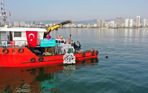 3D yazıcıyla üretilen yapay resifler Mersin’de denize bırakıldı