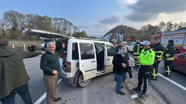 Hafif ticari araçla otomobil çarpıştı: 2'si çocuk, 7 yaralı