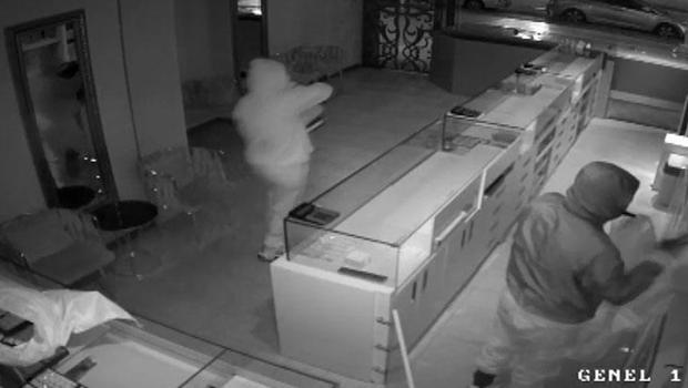 Kuyumcudaki soygun kamerada! 7 kilo altın böyle çalındı