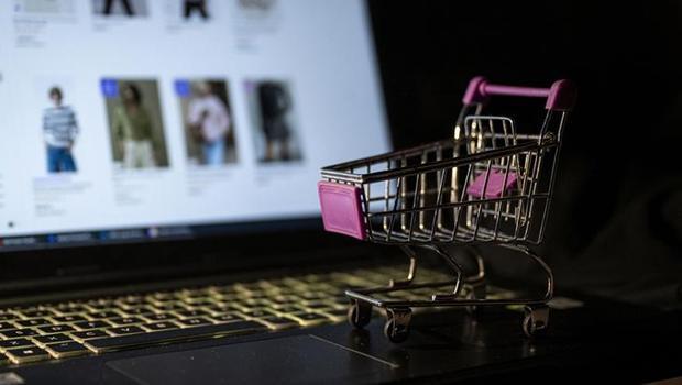 E-ticarete kişi başı 276,7 dolar harcandı