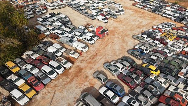 Milyonluk araçlar çürüyor! 20 yıldır bekleyen var: `Artık ekonomik değeri yok`