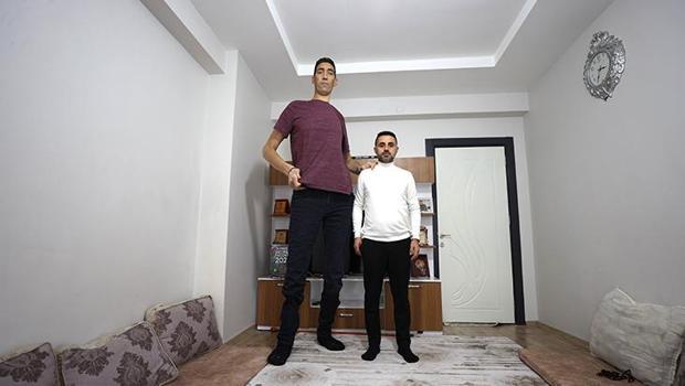 Dünyanın en uzun adamı Sultan, Londra’ya gidiyor! Hayatı belgesel olacak