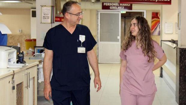 29 yıllık doktorun yeni mesai arkadaşı kızı oldu! 'Evde iyi bir baba-kız, hastanede daha ciddi bir ilişkimiz var'