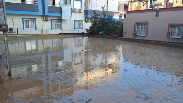 Mersin'de içme suyu borusu patladı! Sokaklar ve zemin katlar sular altında kaldı