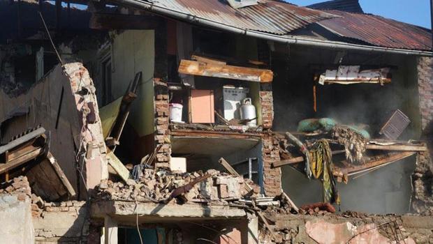 Erzurum'da doğal gaz patlaması! 2 ev çöktü