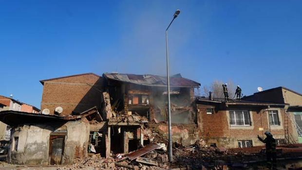 Erzurum'da doğal gaz dehşeti! 2 ev yıkıldı