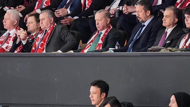 Cumhurbaşkanı Erdoğan'dan A Milli Erkek Basketbol Takımı'na destek: Maçı tribünde takip etti