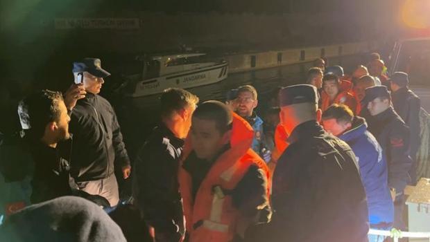 Gemiden tahliye edilen 25 personel tedbiren hastaneye götürüldü