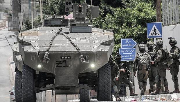 Batı Şeria'da İsrail zulmü sürüyor! Baskın yaptılar, 10 Filistinliyi yaraladılar