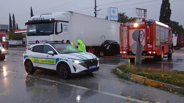 Manisa'da feci kaza! Otomobil TIR'ın altında girdi: Karı-koca can verdi!