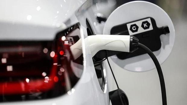Dünyada elektrikli araç satışları düştü