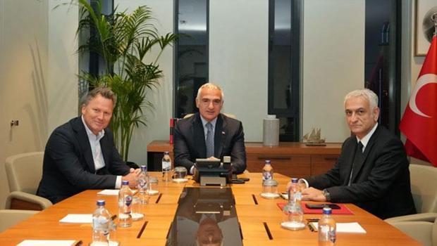 Bakan Ersoy, tur operatörleri ile görüştü