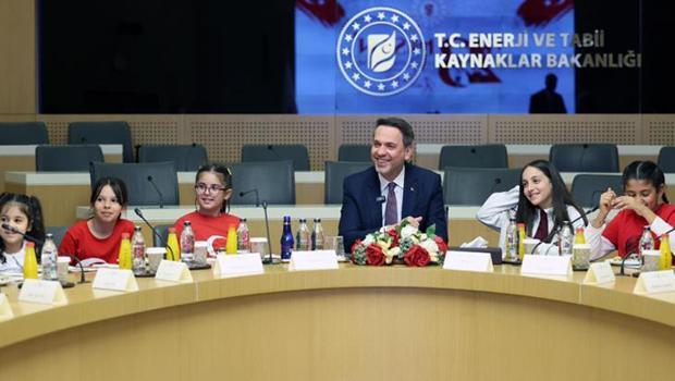 Bakan Bayraktar `Enerji ve Madencilik` resim yarışmasına katılan öğrencilerle buluştu