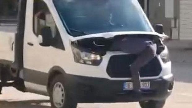 Kamyonetin motorunda giden tamirci sosyal medyada gündem oldu: |||Müşteriyi 40 bin liradan kurtardık|||